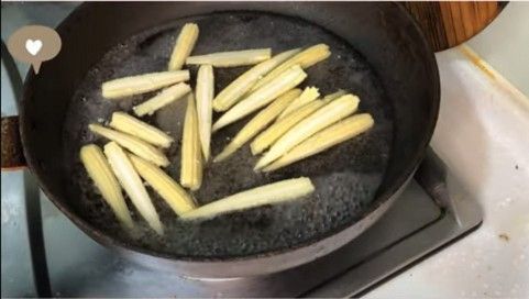 鍋中加水後先放玉米筍