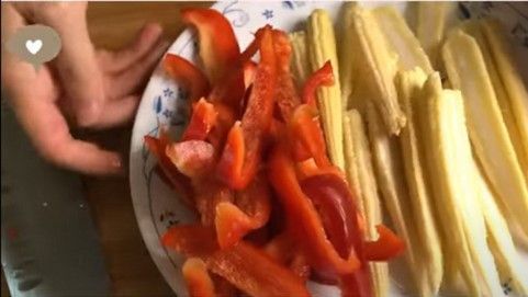 玉米筍切對半、紅椒切條狀