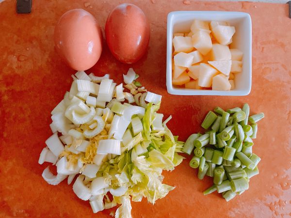 雞蛋打勻、蘋果和四季豆切丁、芹菜連同芹菜葉一起切丁、