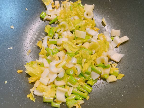 熱油鍋後先炒芹菜和四季豆