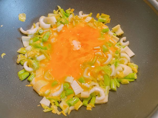 將蛋液加入拌炒