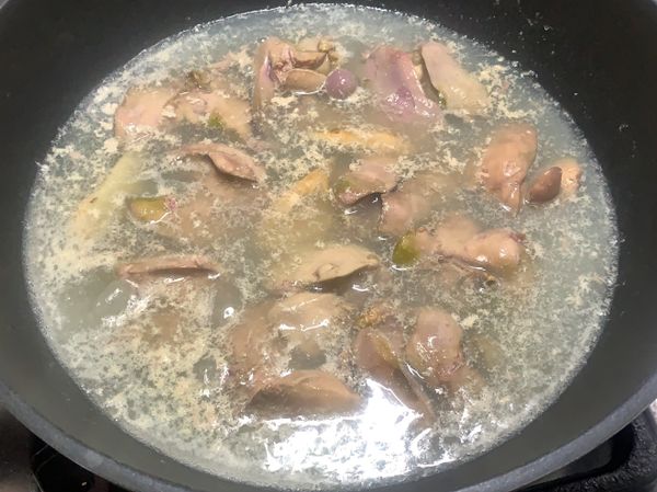 滾水加薑片，川燙8分鐘，撈出瀝乾