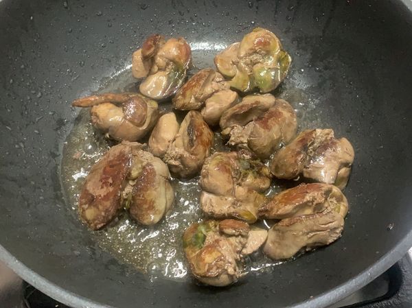 少許油，將雞肝煎香，先取出