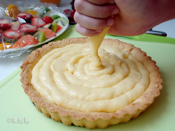 [塔皮]的部份，先將低筋過篩，依序把細砂/蛋/鹽/奶油(室溫)，一起放入攪拌機裡用最低速攪拌後再放入低筋麵粉繼續攪拌(勿過度攪拌，有混合均勻就可以拿起來)。均勻混合好的塔皮，放入冰箱冷藏30分鐘，取出後放在烤模上，底部用叉子叉出洞，放入烤箱180度烤25分鐘。[卡士達內餡]的部份，將牛奶放入鍋內加熱到沸騰後馬上離火，將蛋黃跟糖混合倒入牛奶中，再加入玉米粉，香草莢，再繼續用小火煮，過程要不斷攪拌，直到原本液體狀的牛奶變成黏黏糊糊的膏狀，煮好的[卡士達內餡]，馬上蓋上保鮮膜放進冰箱。[塔皮]烤好後，讓它冷卻，再擠上[卡士達內餡]