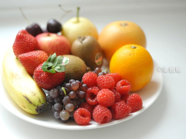 趁著烤塔皮的時間，將所有水果洗淨後先去皮切片。