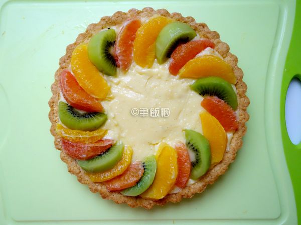 香吉士，奇異果，葡萄柚整齊的排列著，中間就自由發揮。