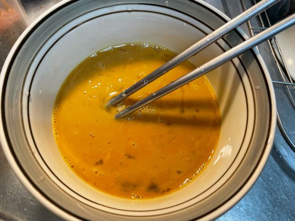 蛋液加入糖及醬油