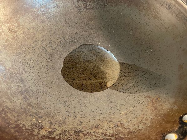 炒鍋倒入油加熱