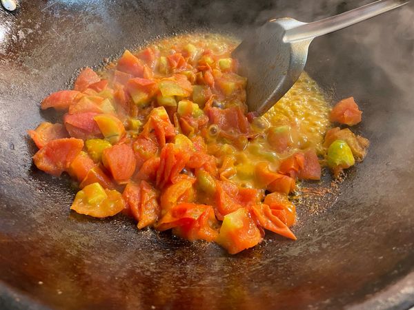 炒番茄至軟軟的
