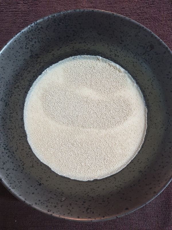 牛奶微波至溫熱，與糖、酵母調勻並靜置