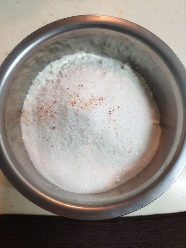 麵粉、奶粉、鹽調勻