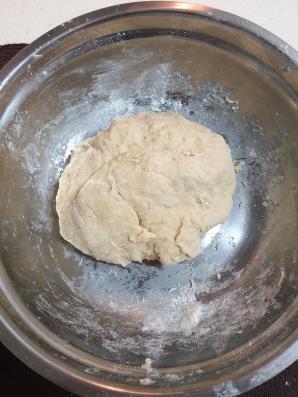 牛奶分次少量加入，並揉搓成型(為了把牛奶用完，我又多加麵粉)