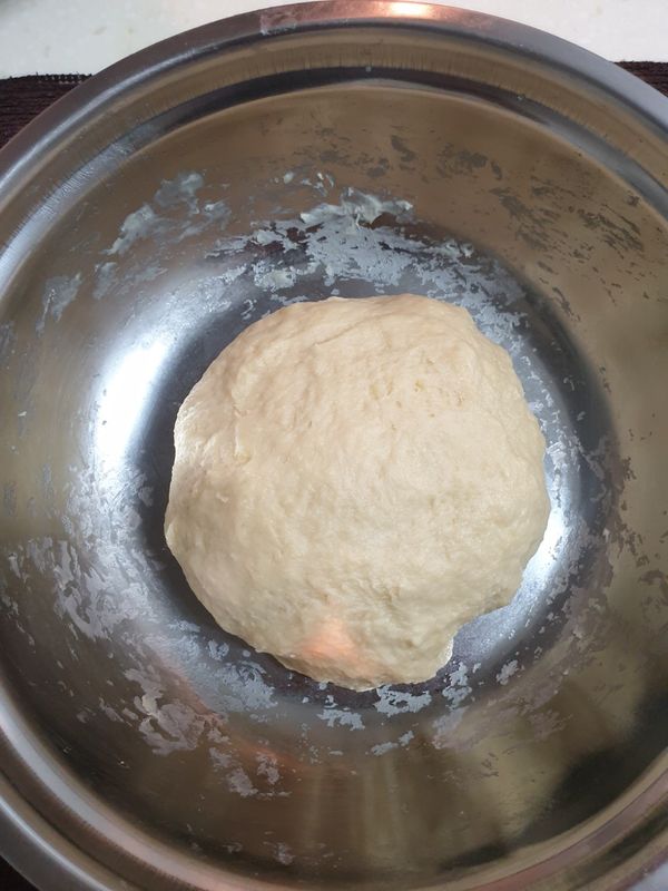 麵團變柔軟、濕潤但不黏手、不散開，表示揉麵完成，封上保鮮膜，室溫做基礎發酵1小時