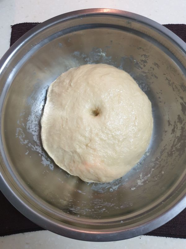 發酵後麵團膨脹兩倍大、手戳入不會回彈