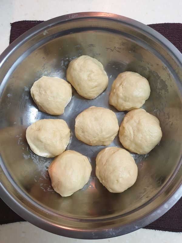 搓揉麵團（排氣），取切麵刀將麵團分割為8份(約60g)