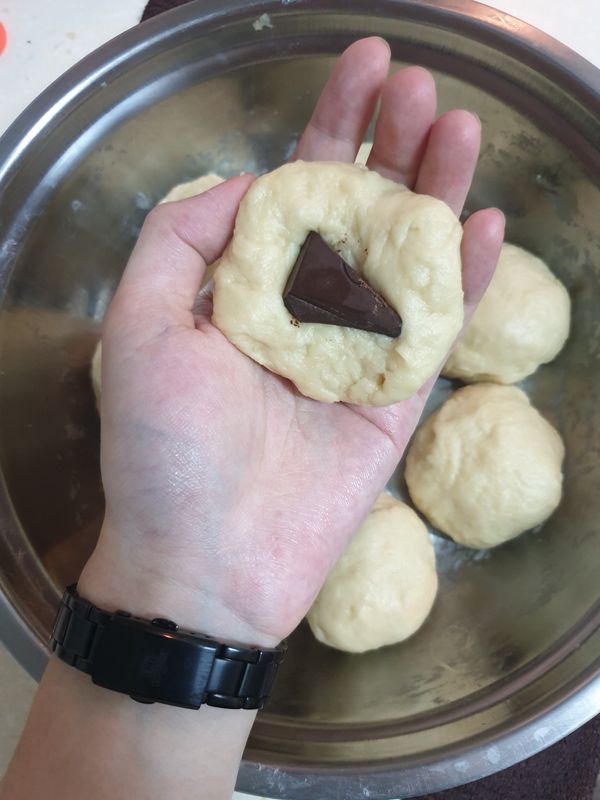 把麵團揉成盆狀，填入餡料後收起