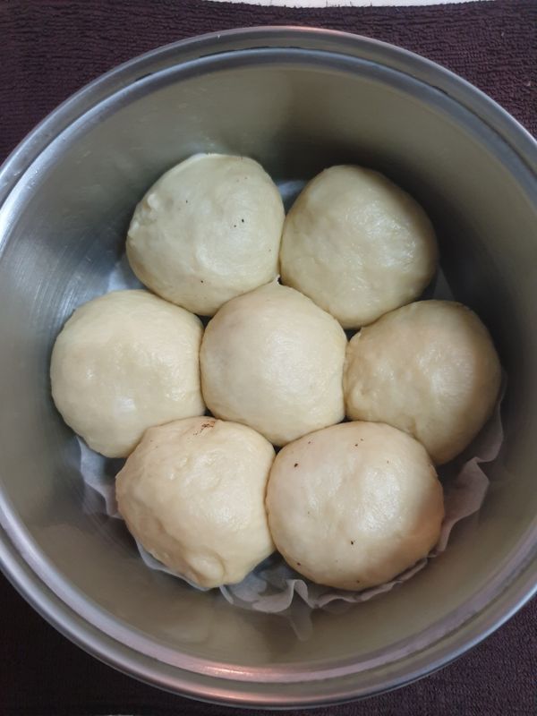 模具刷油、鋪上烤紙、放入麵團，進行二次發酵40~60分鐘；發酵到一半就開始預熱