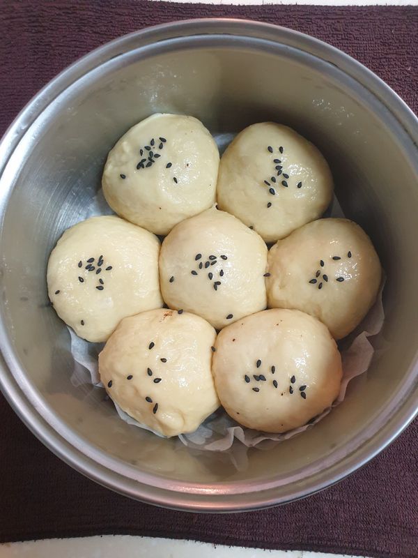 麵包上刷奶油/蛋黃，撒上芝麻