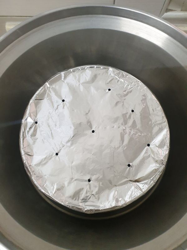 作法①電鍋/電子鍋預熱。

麵包以鋁箔紙封起並戳孔，蒸煮25~30分鐘。