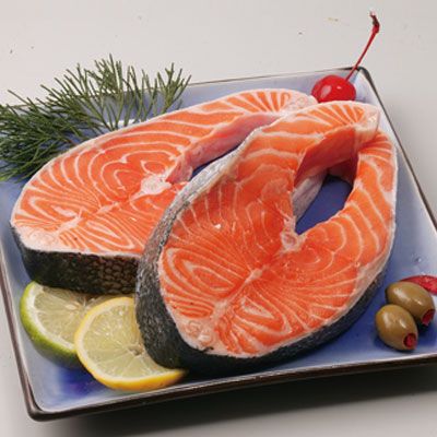 挑選輪切式的鮭魚，煮之前請先解凍。解凍後的鮭魚先用廚房紙巾擦拭乾淨，然後均勻抹上一些鹽巴(如果買的冷凍鮭魚已標明為鹽漬鮭魚，就直接省略抹鹽巴的動作)。