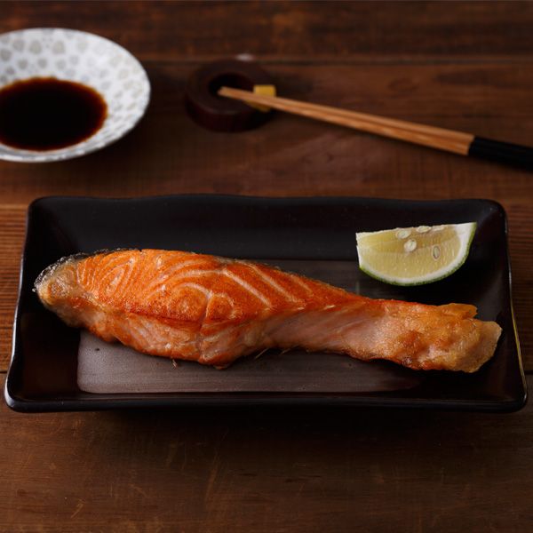 將鮭魚放到烤箱或或烤架上，烤至兩面金黃，油脂開始有稍微流出，魚皮有點脆脆的即可。