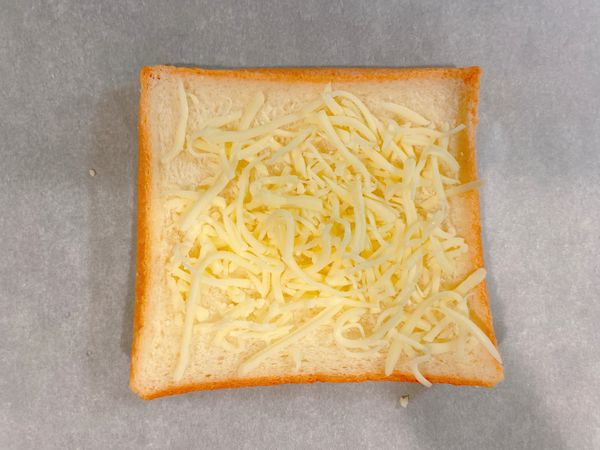 吐司上先放滿莫札瑞拉起司條