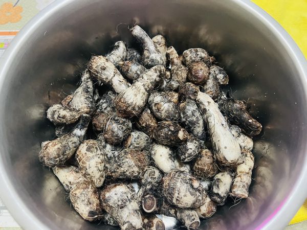 小芋頭洗乾淨，不用去皮，入電鍋蒸熟，內鍋不用加水（外鍋1碗水）
PS：如果蒸熟之後不沾醬吃，則可在芋頭上灑上少許鹽一起蒸。