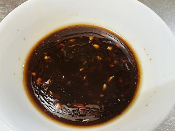 步驟2的蒜頭切末後加入所有調味料拌勻即可。
ps：調味料多寡可依個人口味不同而調整，也可再加入辣椒、蔥花或蒜苗末。