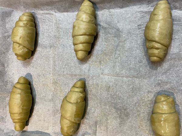 將初坯捲起（由胖開始向瘦）