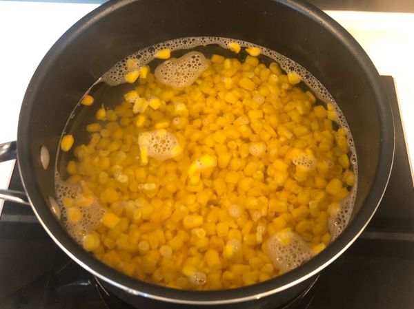 粟米粒清洗後煮熟，隔水備用