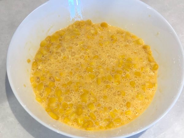 加入粟粉，糖，牛奶，雞蛋拌勻