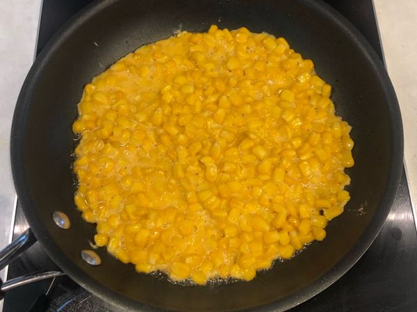 熱油加入粟米漿，壓平，然後煎至兩面金黃即可