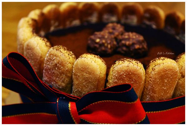 要吃之前~將蛋糕取出後在最上層再灑上可可粉~加上裝飾用的金莎巧克力~即完成!