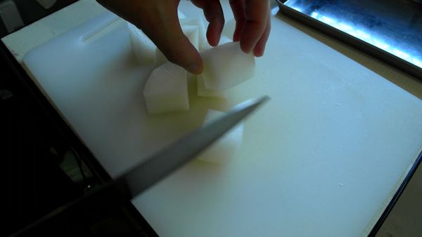 白蘿蔔去皮切小塊。五花肉切塊。