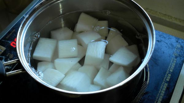 煮一鍋水，放入白蘿蔔煮15-20分鐘去掉澀味。