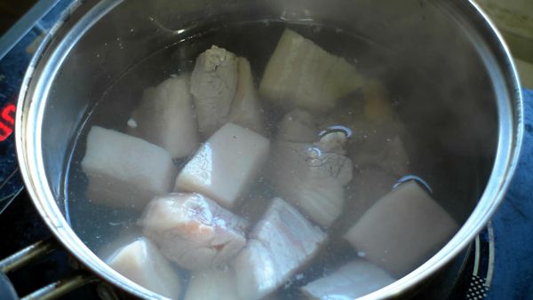 撈出白蘿蔔後放入五花肉煮2-3分鐘去掉血水，撈出。