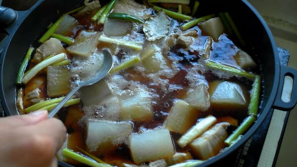 大火煮滾，撈掉浮沫。