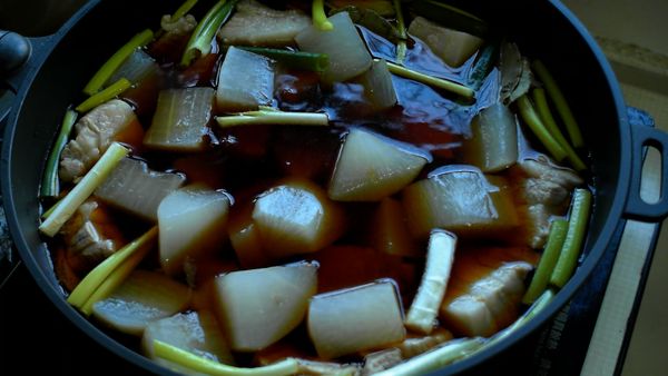 熱鍋放入所有調味料以及白蘿蔔、五花肉、薑片、蔥段、月桂葉後加水至淹過食材八分