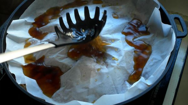 轉小火，蓋上一層烘焙紙幫助循環，燉煮約30-40分鐘。