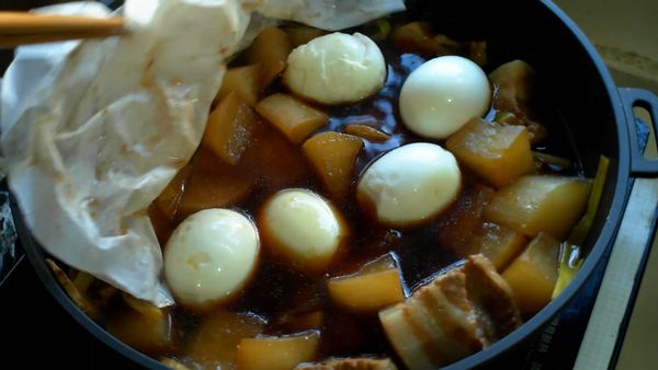 放入剝好殼的雞蛋再煮約5-10分鐘即可出鍋