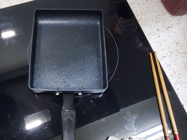 需有長型煎蛋盤，比較方便能讓蛋液邊角黏住土司。