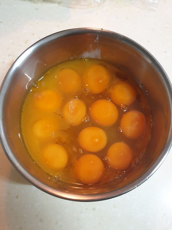 打入雞蛋並攪勻；每份蛋包飯約需3顆蛋