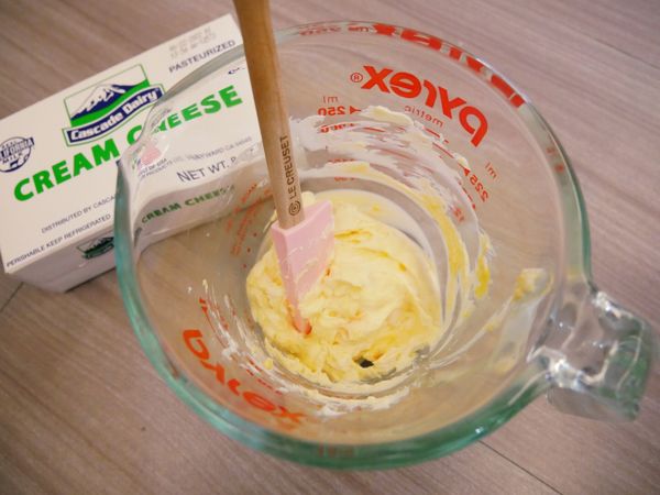 軟化的奶油乳酪與起士糊混合拌勻。