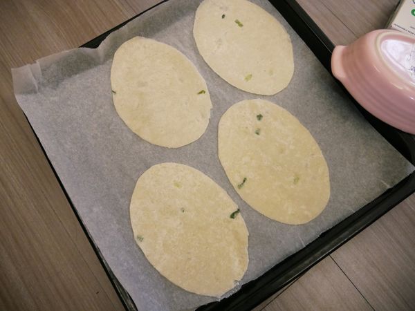 蛋餅皮壓出橢圓形。