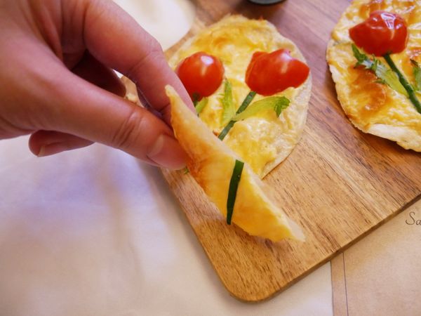 以往奶油乳酪都是做甜點居多，這次做成乳酪起士醬⋯鹹香鹹香滋味非常好吃，而且薄皮蛋餅皮讓口感是酥脆卡滋、小花造型看了也好療癒♡