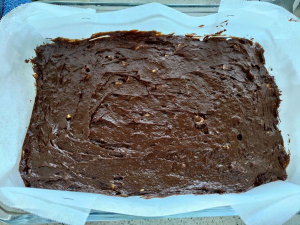 倒入麵糊整平 表面壓入小巧克力塊
烤箱中層165~170度烤25分鐘
（若做兩倍 大約烤35分鐘）

取出用細竹籤插入中心處
**烤至竹籤上還有一點沾黏的麵糊 或表面有均勻裂紋**
(烤到完全不沾黏的話 會在後續放涼時變得太乾