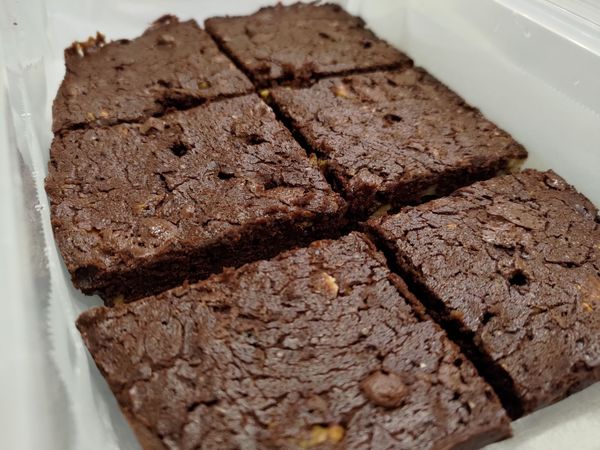 取出讓布朗尼待在烤盤裡約20分鐘冷卻定型
再取出到網架放涼 切塊
室溫密封保存 最佳賞味時間是2~3天後 糕體更濕潤好吃