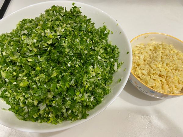 蔥切細，薑切成薑末，蒜切成蒜末