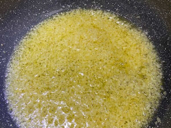 小火慢炒至蒜味出來後，繼續保持最小火