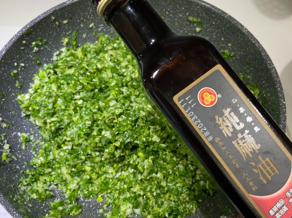 加入麻油提味，如果沒有麻油就省略